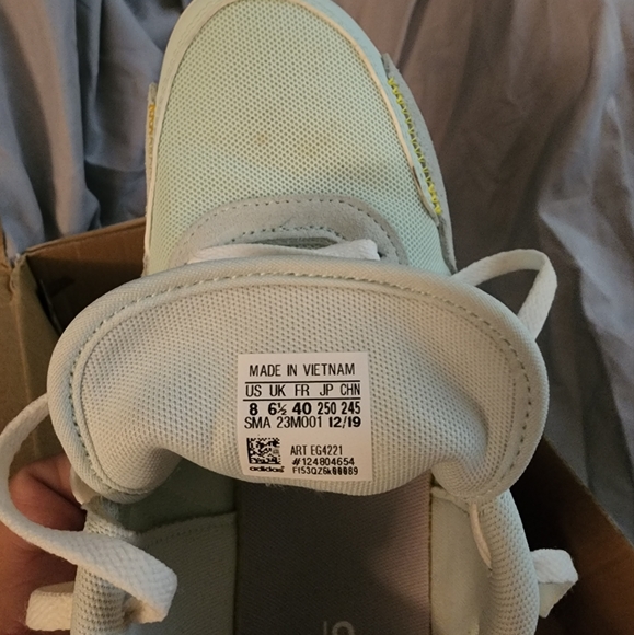 Size 8 womens retro run Adidas,  worn once, with box and Xtra laces - Picture 2 of 8